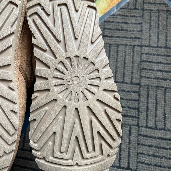 Sz 8 Women’s UGG Booties - Picture 3 of 5